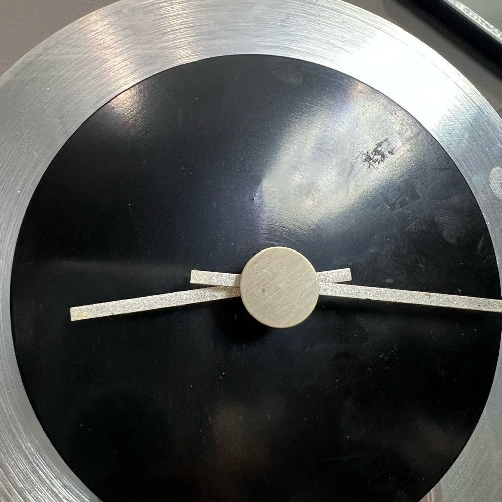 Cool looking table clock - Picture 4 of 8